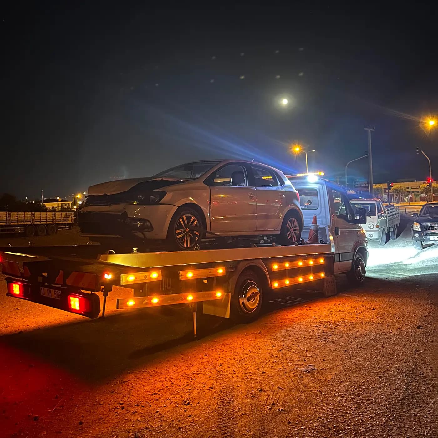 Gece saatlerinde kaza yapan otomobilin çekiciye yüklenmiş hali