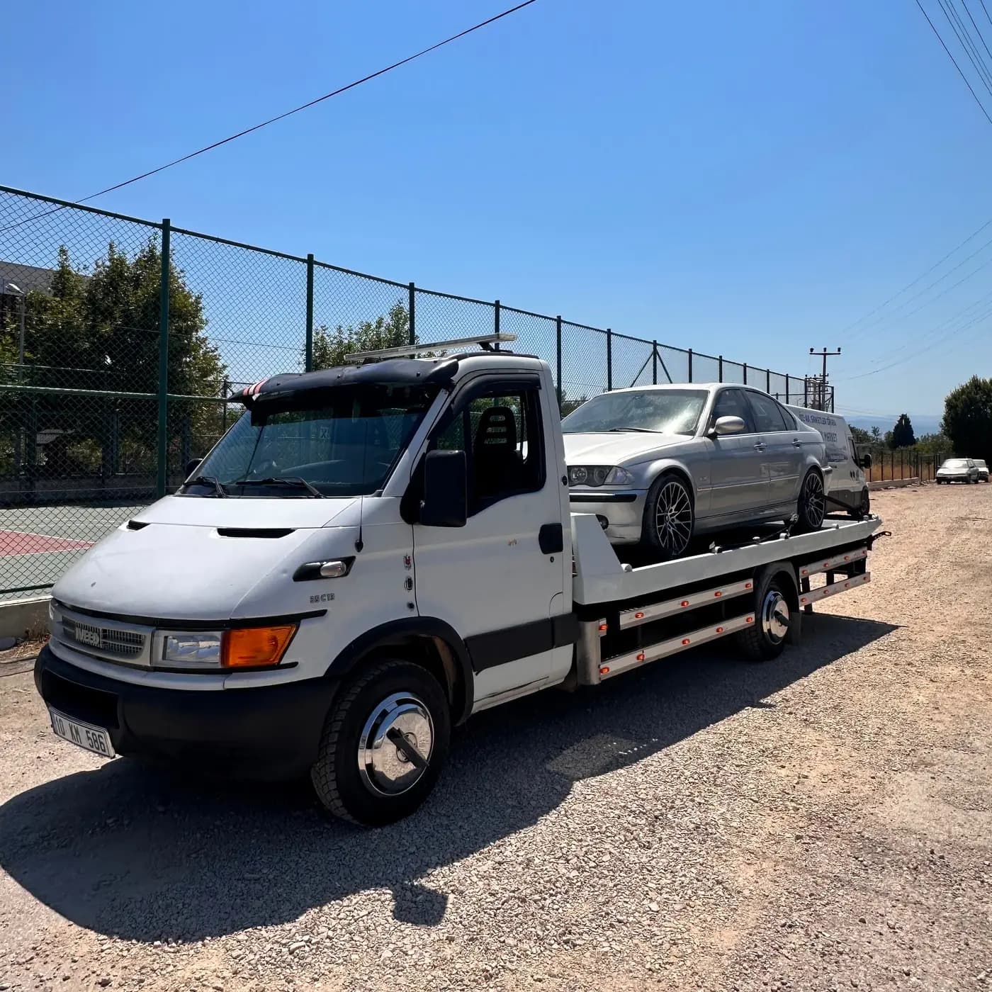Sedan otomobilin çekici ile servise taşınması